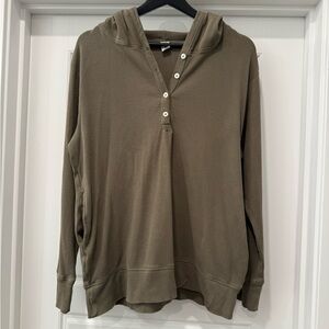 Kate Quinn Taupe women’s top with good and pockets